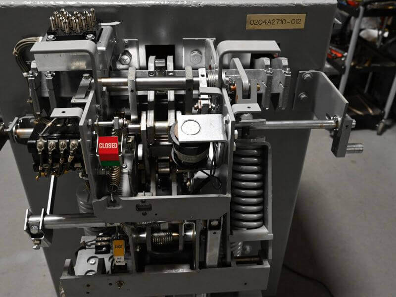 internal mechanism of an air circuit breaker